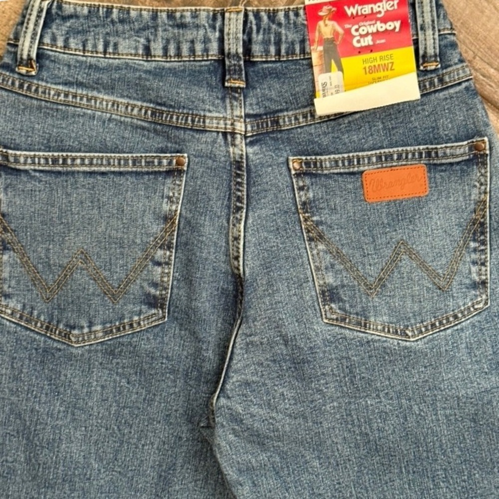 Wrangler Women's Cowboy Cut High Rise Straight Leg Jeans, Medium Wash,3/4x34 NWT - Picture 7 of 13